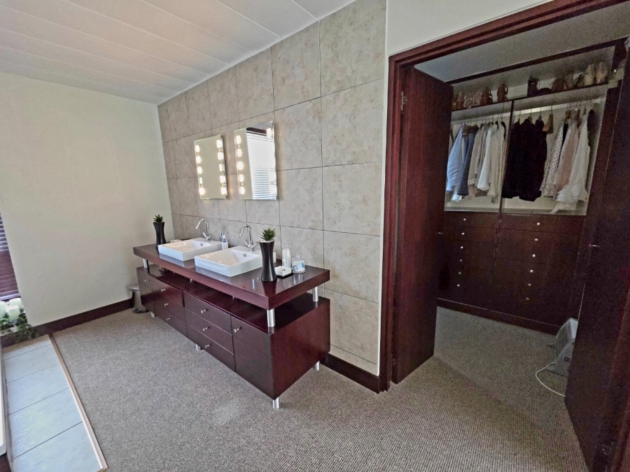 4 Bedroom Property for Sale in Heuwelsig Free State